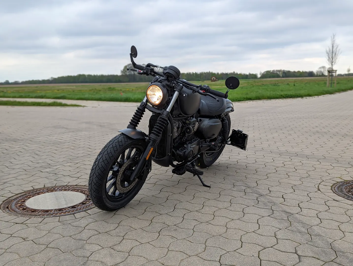 Hyosung GV125 Bobber Umbau mit Dragbar Lenker, schwarzer Lackierung und kurzem Heck in Walsrode