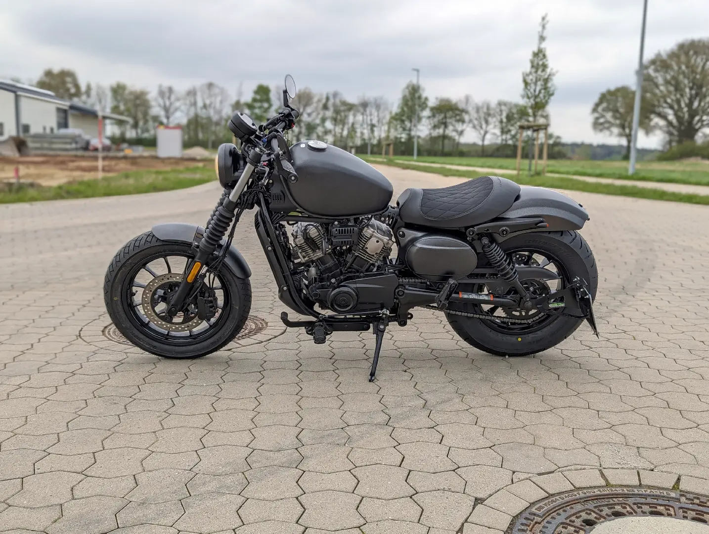 Hyosung GV125 Bobber Umbau mit Dragbar Lenker, schwarzer Lackierung und kurzem Heck in Walsrode