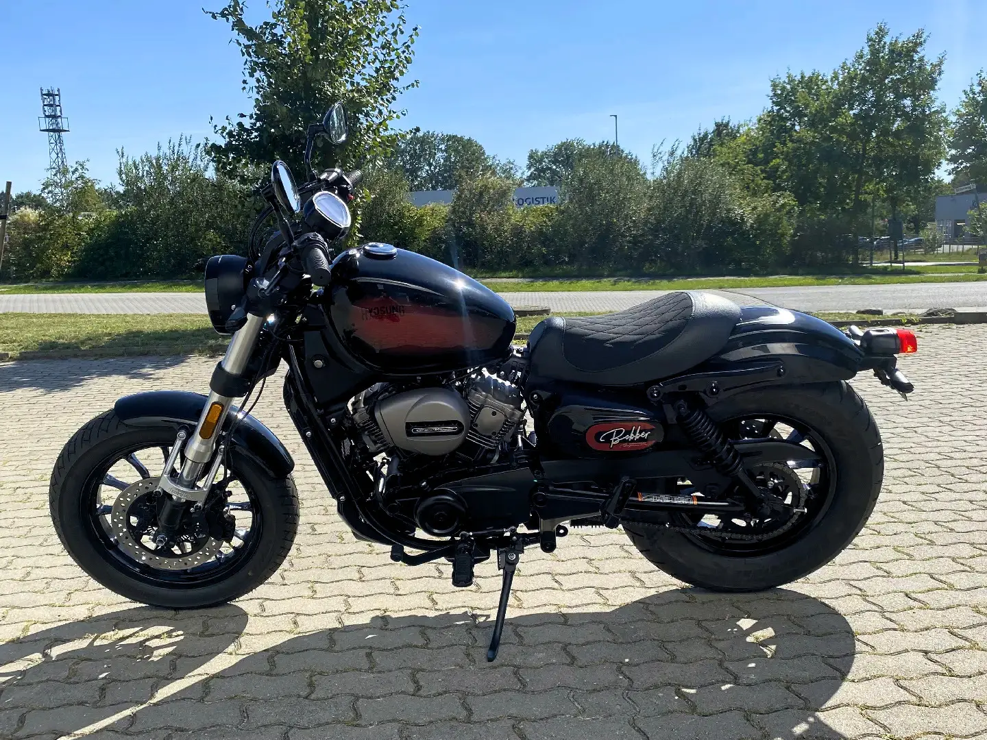 Hyosung GV125 Bobber Umbau mit kurzem Heck, breitem Hinterreifen und Endschalldaempfer in Walsrode