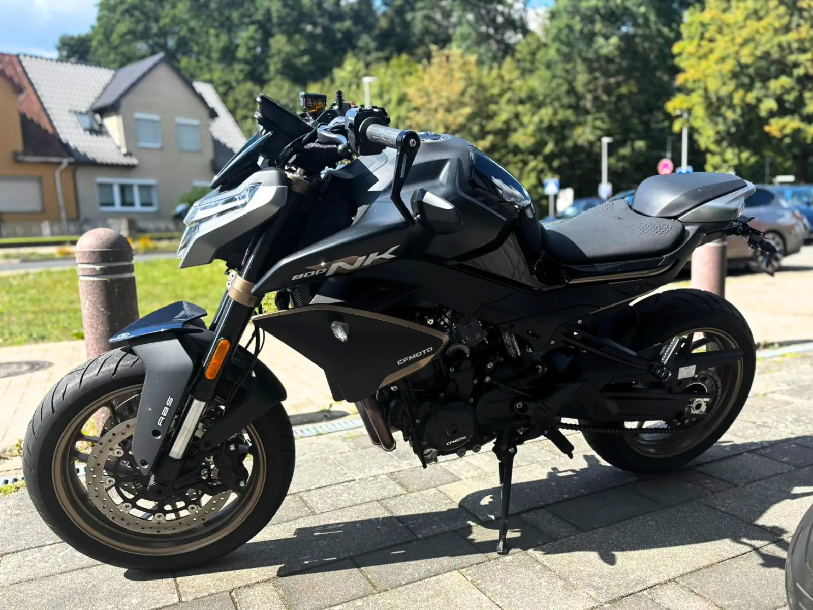 CFMOTO 800NK in kompletter Seitenansicht als Gebrauchtmotorrad bei BikeTech Lohmann in Walsrode