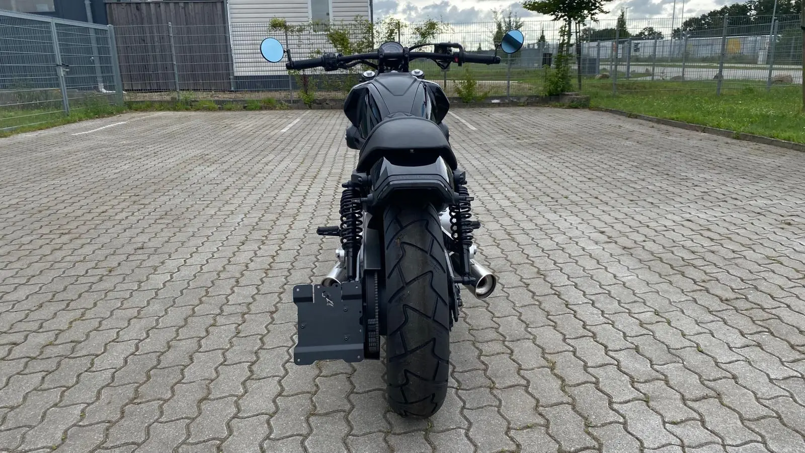 Hyosung GV125 X Motorrad auf Montagestander vor BikeTech Lohmann in Walsrode